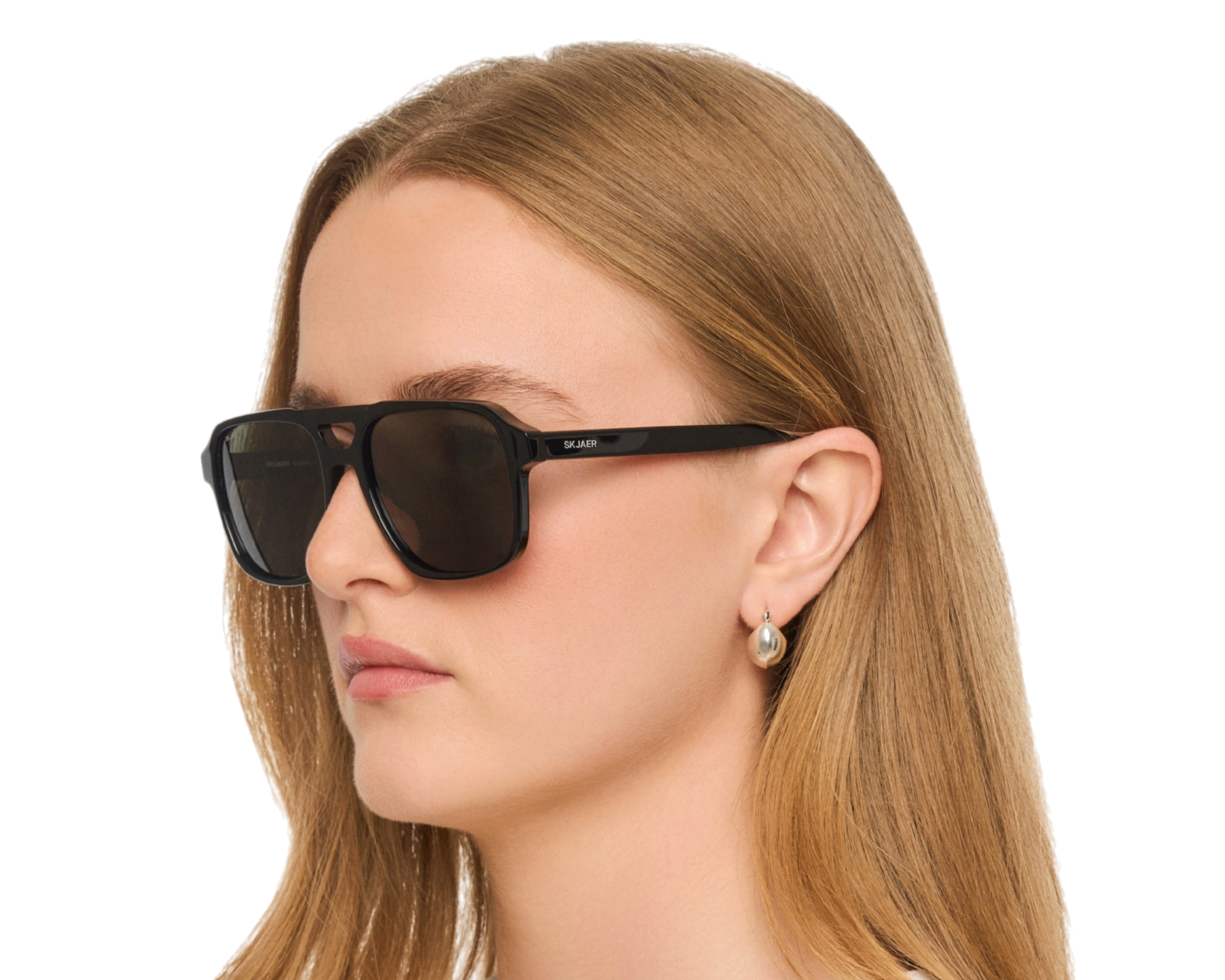 SKJAER 106S Black — model side close-up