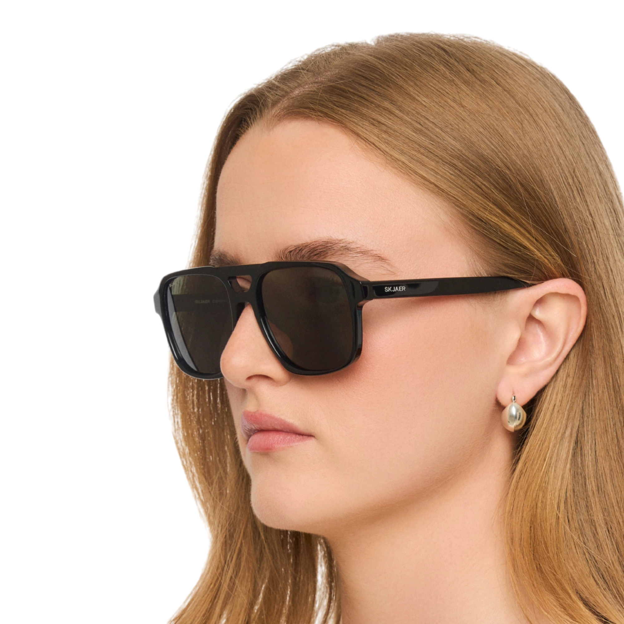 SKJAER 106S Black — model side close-up